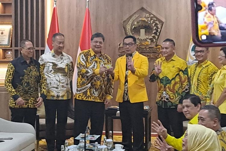 Ridwan Kamil menerima jas kuning dan KTA Golkar dari Ketua Umum Partai Golkar Airlangga Hartarto di kantor DPP Golkar, Jakarta, Rabu (18/1/2023). 