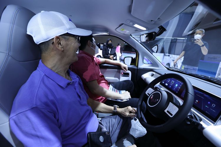 Pengunjung menyaksikan mobil listrik Wuling Air Ev di ajang Periklindo Electric Vehicle Show (PEVS) 2022 di JIExpo Kemayoran, Rabu (27/7/2022). Selain desainnya yang compact, pengisian daya Air ev bisa dilakukan di rumah dengan memperhatikan terlebih dahulu kapasitas listrik rumah, mengusung konsep easy home charging.