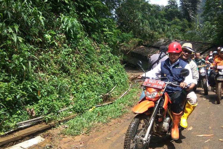 Wakil Gubernur Jawa Barat Uu Ruzhanul Ulum melintasi jalan yang sebelumnya tertutul tanah longsor di Dusun Cikujang Girang, Desa Sukamaju, Kecamatan Cihaurbeuti, Kabupaten Ciamis, Selasa (13/9/2022)