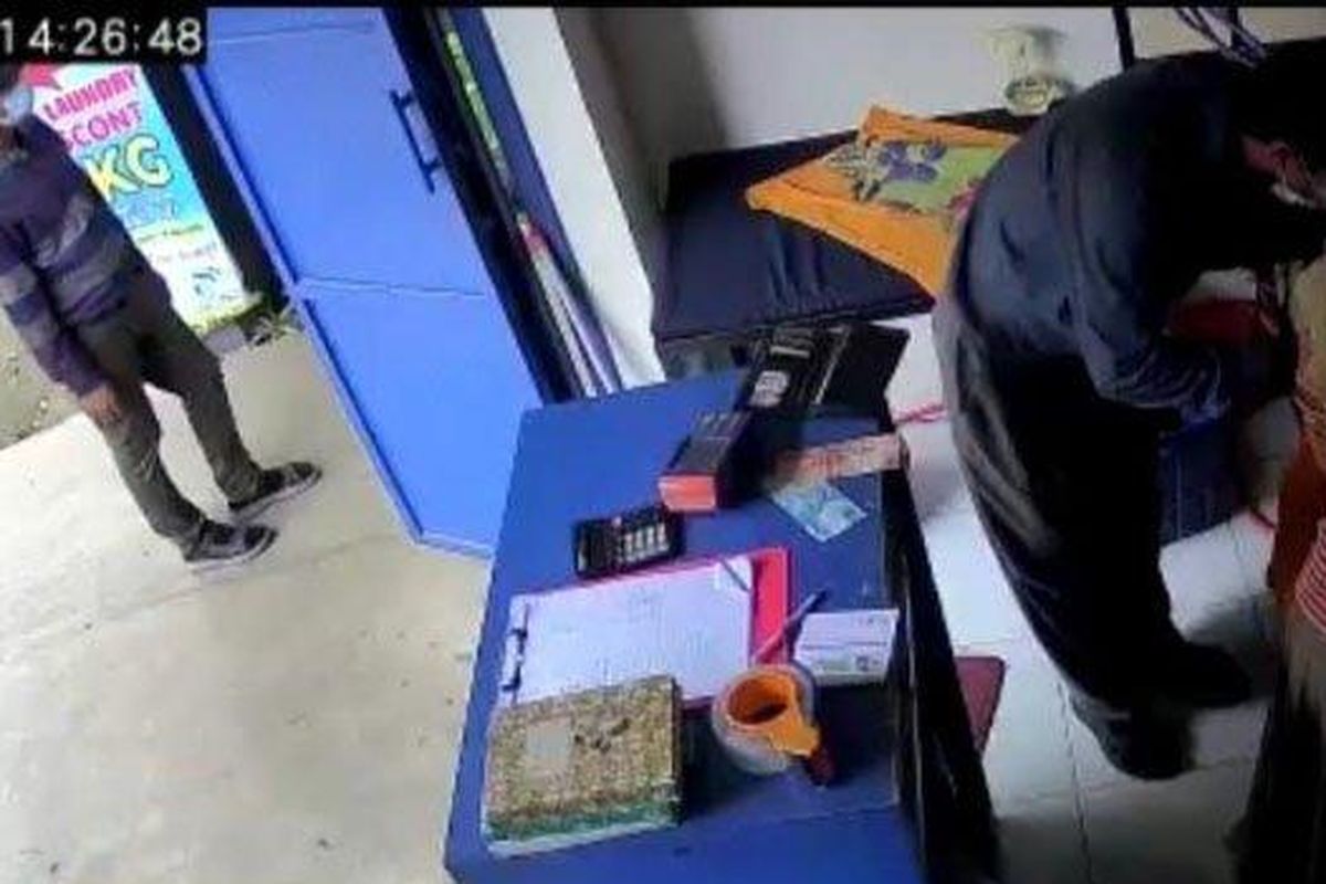 Rekaman kamera CCTV di toko milik agen BRILink di Desa Beji, Kecamatan Jenu, Kabupaten Tuban. 