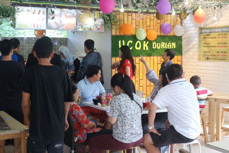 Pengunjung mengantre untuk mendapatkan durian di Kedai Durian Ucok Jakarta, Jumat (14/4/2017). Kedai Durian Ucok Jakarta resmi dibuka mulai Jumat (14/4/2017) beralamat di Jalan Lebak Bulus II, Jakarta Selatan dekat dengan Rumah Sakit Mayapada dan beroperasi mulai pukul 10.00 - 21.00 WIB.