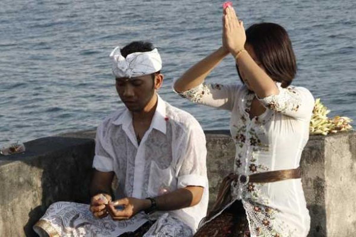 Umat Hindu bersembahyang di Pura Batu Bolong, Pulau Lombok, NTB, Minggu (30/6/2013).