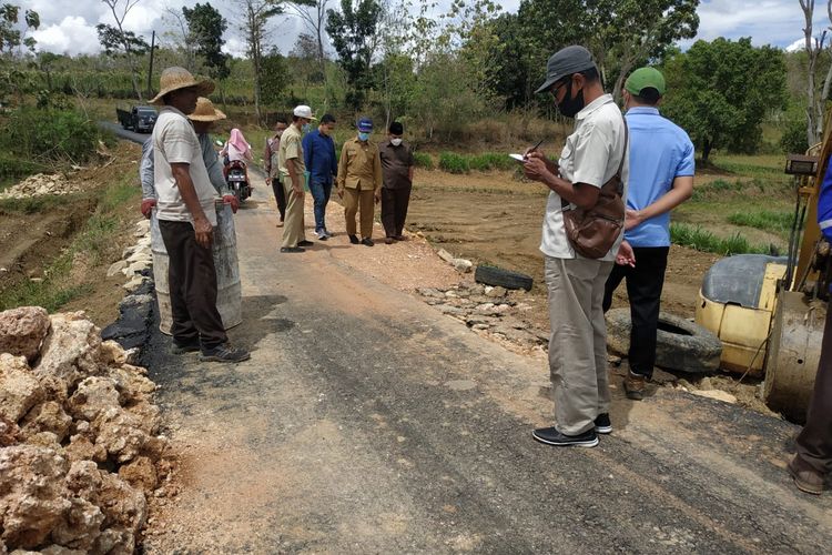Anggota Komisi III DPRD Pamekasan meninjau lokasi jalan yang ambles di perbatasan antara Desa Palengaan Daja dan Desa Pangereman Batumarmar, Rabu (15/9/2021). Proyek jalan tersebut menelan anggaran Rp 3,3 miliar dari APBD tahun 2021.