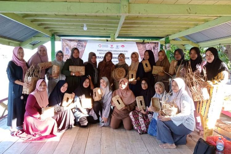 Rumah Anyamandiri, usaha binaan BRI yang menggerakkan perempuan-perempuan di Makassar untuk menjadi pengrajin dengan mengubah eceng gondok menjadi produk bernilai. 