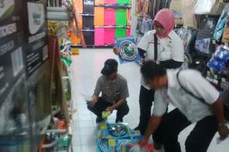 Petugas meneliti barang elektronik melihat label SNI dan kadaluarsa di salah supermarket di Kota Pekalongan, Jawa Tengah, Rabu (25/5/2016). 