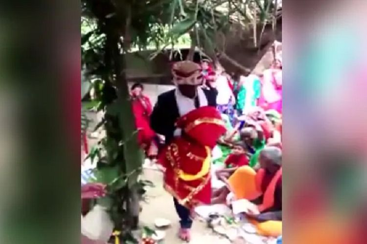 Seorang pria di Uttar Pradesh, ketika melangsungkan upacara pernikahan dengan patung kayu. Pernikahan itu disebut merupakan permintaan terakhir sang ayah.