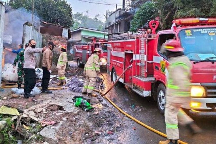 Sebuah gudang penyimpanan kasur di Kampung Neglasari, RT  53, RW 10 Desa Gunungguruh, Kecamatan Gunungguruh Kabupaten Sukabumi hangus terbakar, Rabu (22/9/2022). 