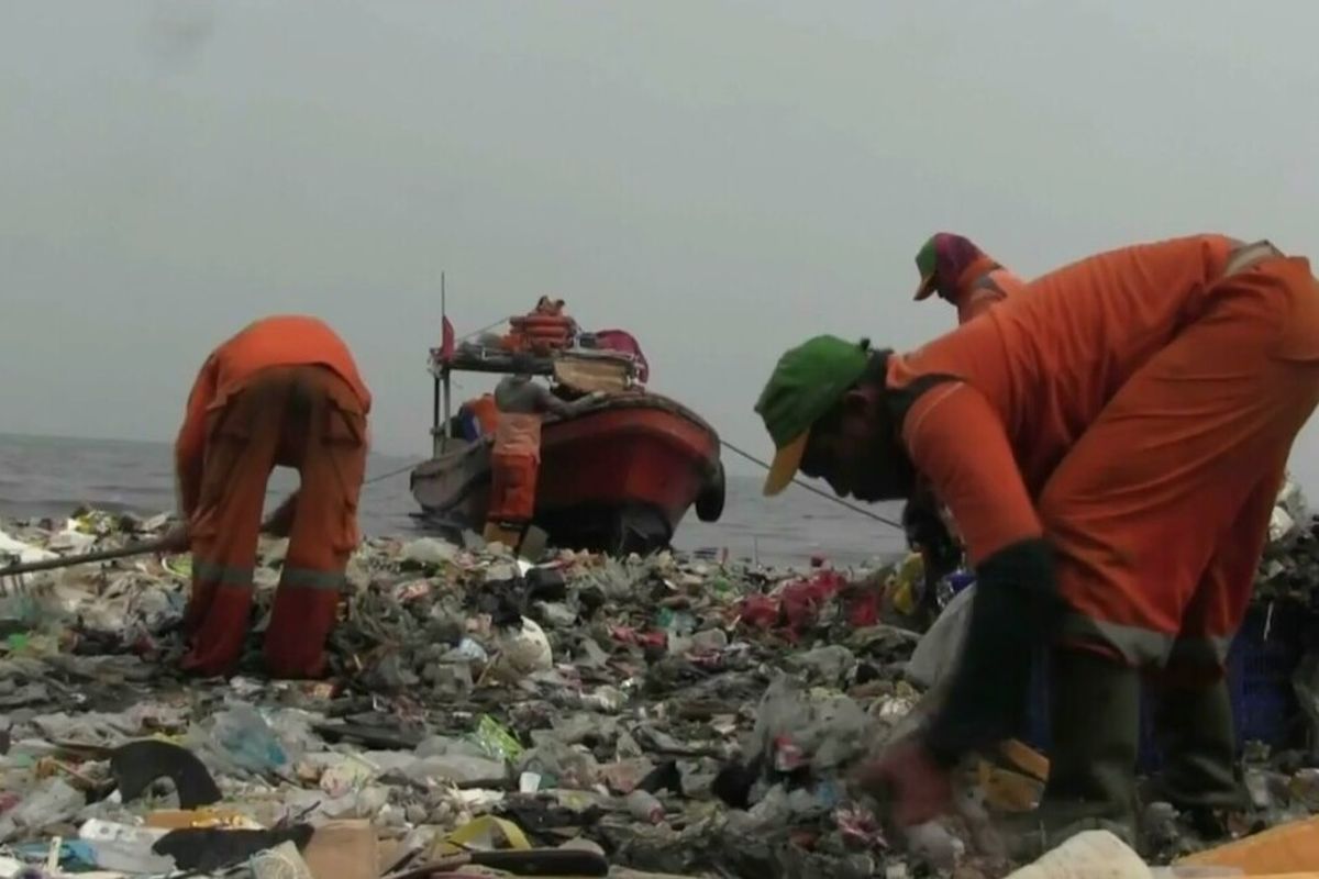 Petugas Kebersihan dari Sudin Lingkungan Hidup Kepulauan Seribu membersihkan sampah-sampah yang ada di Pantai Cilincing, Senin (16/12/2019)