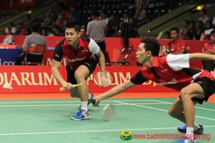 Ganda putra Indonesia, Wahyu Nayaka Arya Pankaryanira (kiri)/Ade Yusuf mengembalikan shuttlecock saat bertanding pada Indonesia Open Superseries Premier 2013.