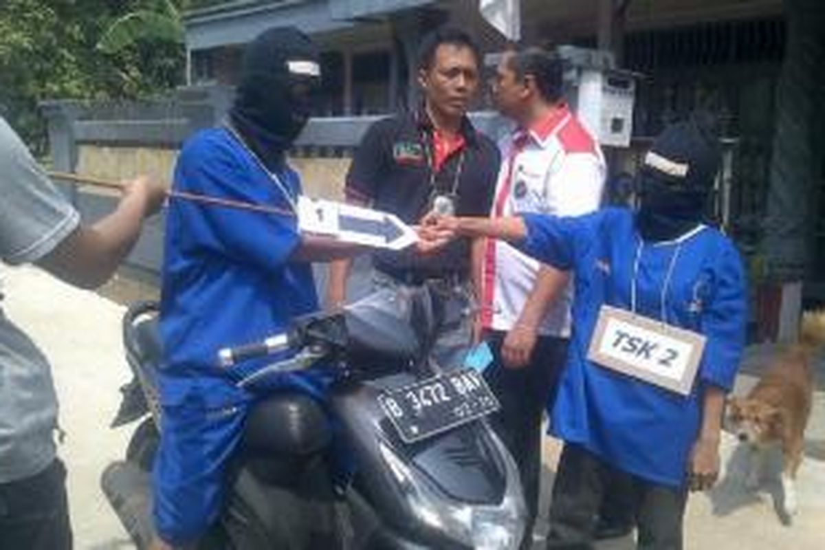 Tersangka Rauf (di atas sepeda motor) tengah menjalankan rekonstruksi saat bertransaksi dengan tersangka Chintya di halaman rumah tersangka Chintya di Perumahan Masnaga, Jalan Kelud 2 Blok A/724, Kelurahan Bintara Jaya RT4/12, Kecamatan Bekasi Barat, Kota Bekasi, Rabu (20/8). 