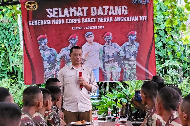 Komandan Pusat Pendidikan dan Latihan Pasukan Khusus (Danpusdiklatpassus) Brigjen Yudha Airlangga memberikan arahan kepada prajurit Kopassus yang baru dilantik di Cilacap, Jawa Tengah, Senin (7/8/2023).