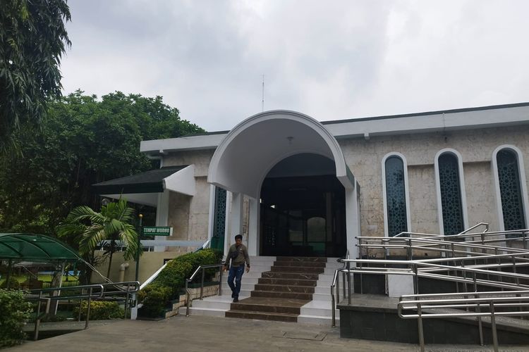 Pintu masuk menuju Masjid Raya Sunda Kelapa, Jumat (12/3/2024).