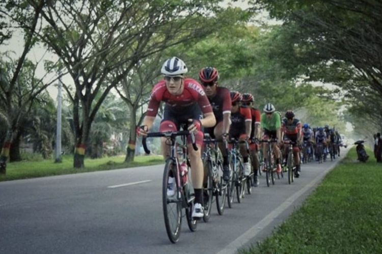 Para pebalap sepeda Tour de Siak saat melewati jalan menuju Siak Sri Inderapura dalam perhelatan sebelumnya. Tahun 2023 ini ada 10 tim luar negeri diundang untuk ikut serta. 
