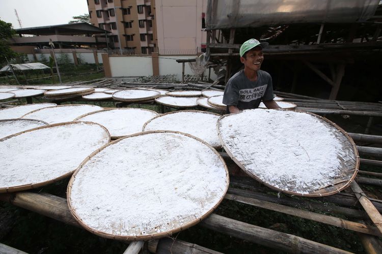 Pabrik pembuatan tepung tapioka di Kampung Cipambuan, Desa Cipambuan, Kecamatan Babakan Madang, Kabupaten Bogor, Jumat (24/7/2020). Dalam sehari pabrik rumahan ini mampu memproduksi sekitar 1,3 ton dan dipasarkan ke Ciluar, Bogor.