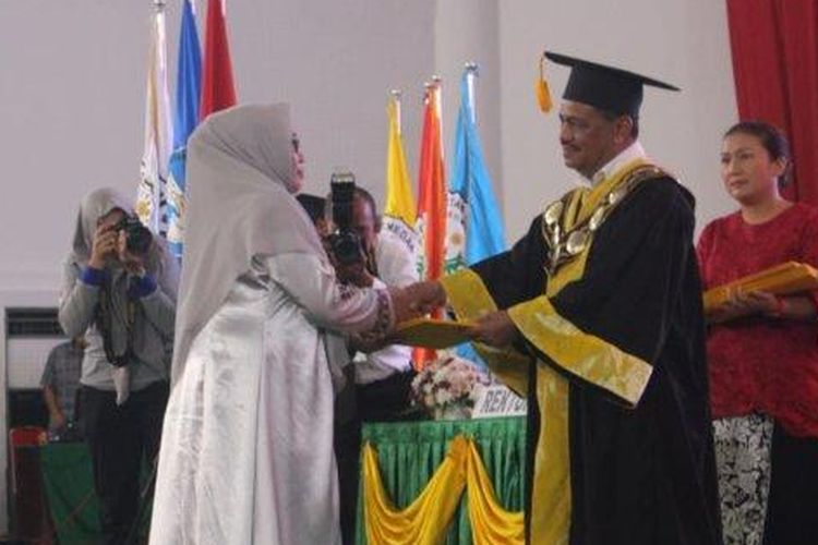 Suswati, ibu Nia Simahate, mahasiswi Unimed yang meninggal dunia sebelum wisuda, menerima ijazah yang diserahkan Rektor Prof Baharuddin, Jumat (24/11/2023). 