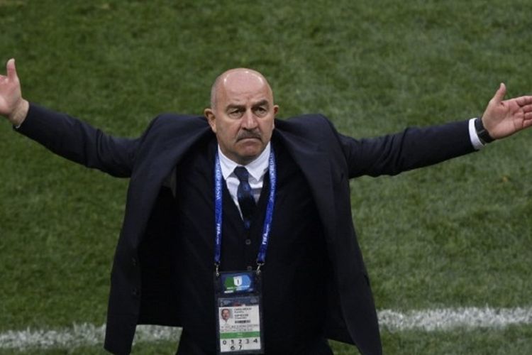 Gaya pelatih Rusia, Stanislav Cherchesov, saat berekspresi dalam pertandingan versus Arab Saudi pada laga pembuka Piala Dunia 2018 di Stadion Luzhniki, 14 Juni 2018. 