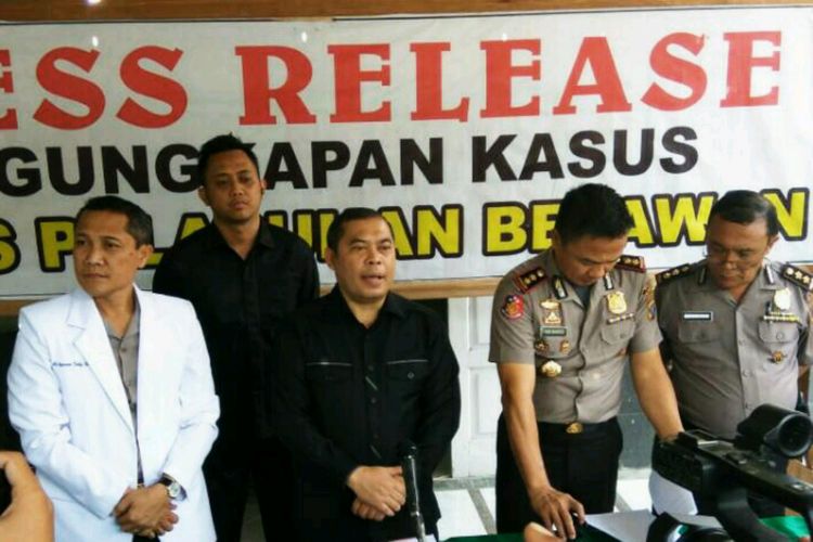 Direktur Reserse Kriminal Umum Polda Sumut Kombes Pol Nurfallah memberikan keterangan pers terkait tertangkapnya enam pembunuh polisi, Kamis (8/6/2017).
