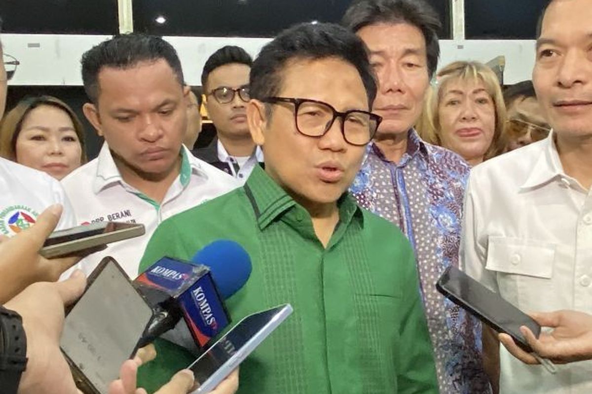 Menteri Koordinator Bidang Pemberdayaan Masyarakat Muhaimin Iskandar menjawab pertanyaan wartawan di kompleks parlemen, Senayan, Jakarta, Sabtu (3/5/2025). Pemerintah menegaskan bahwa syarat vasektomi tidak boleh diterapkan sebagai ketentuan untuk menerima bantuan sosial, menanggapi wacana baru dari salah satu pemerintah daerah.