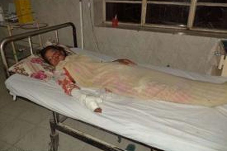 Saba Maqsood (18), tergolek lemah di ranjang RS Hafizabad, Provinsi Punjab, Pakistan. Saba ditembak, dimasukkan ke dalam karung lalu dibuang ke sungai oleh keluarganya sendiri karena menikahi kekasihnya.