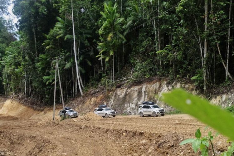 SUV Terios melewati jalan rusak di Pulau Halmahera Maluku. Sejumlah jalan umumnya dilalui kendaraan 4x4, tetapi Terios bisa melaluinya.