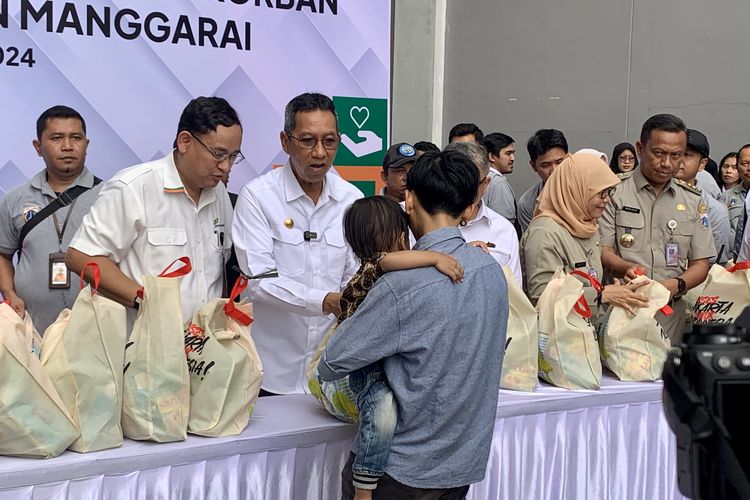 Tengok Korban Kebakaran Manggarai, Heru Budi Bagikan Sembako, Buku, dan Meja Belajar
