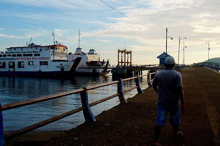 Anak buah kapal memasuki kawasan Pelabuhan Sape di Kecamatan Sape, Kabupaten Bima, Nusa Tenggara Barat, Kamis (30/3/2017) pagi. Pelabuhan di ujung Nusa Tenggara Barat itu memiliki posisi strategis, yakni sebagai pintu gerbang kedua menuju Taman Nasional Komodo, Nusa Tenggara Timur.
