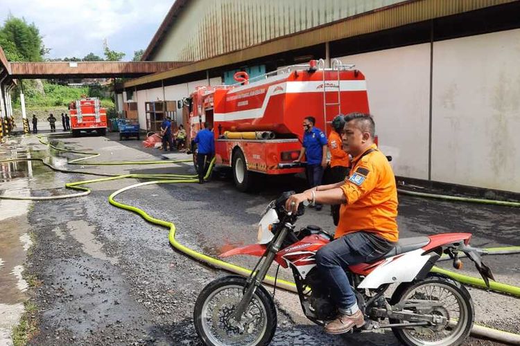 Tampak gudang kapas yang terbakar di Bandung, adapun kerugian mencapai Rp 1 miliar.