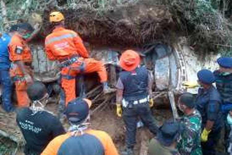 Petugas saat mengevakuasi korban longsor di Lembang, Selasa (15/11/2016). KOMPAS.com/DENDI RAMDHANI 