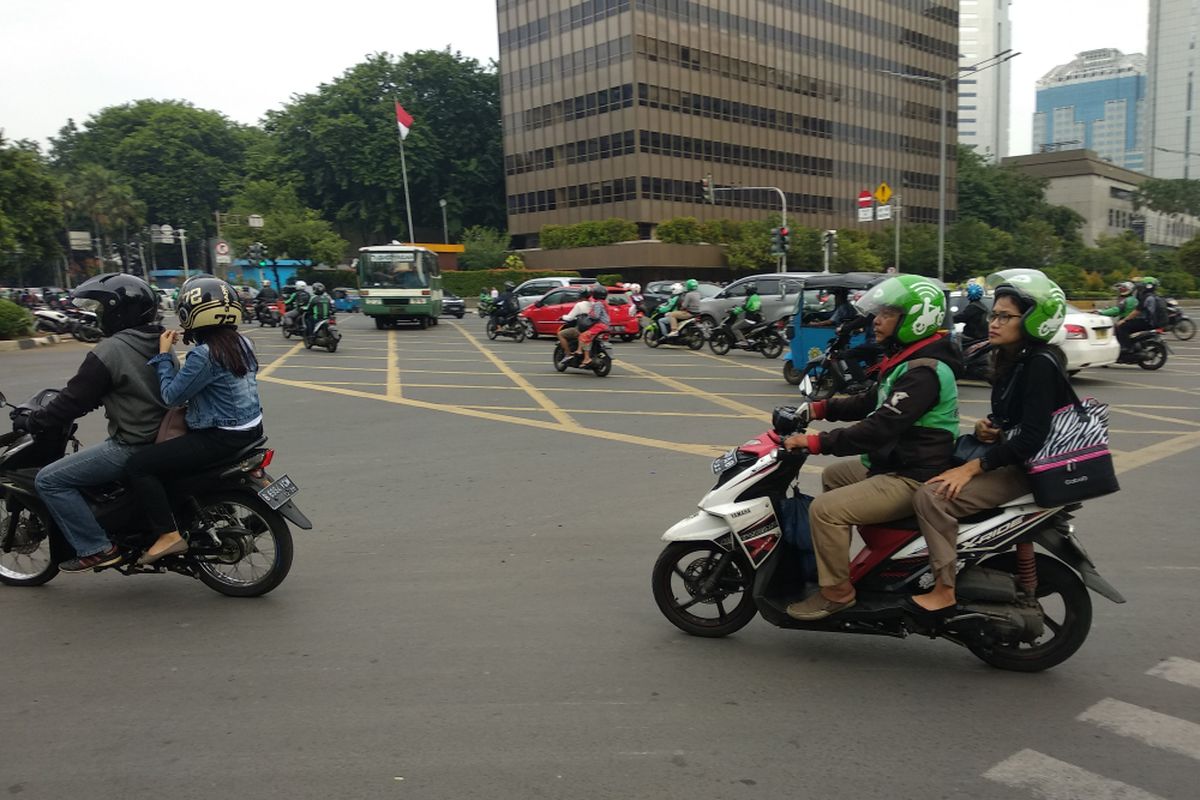 Pengendara motor masuk ke jalan MH Thamrin Kamis (11/1/2017). Pembatalan pergub pembatasan sepeda motor membuat kedua ruas jalan kembali dilewati roda dua.