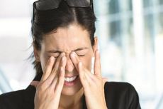 Mengapa Ada Corak Aneh Saat Menggosok Mata? Sains Jelaskan