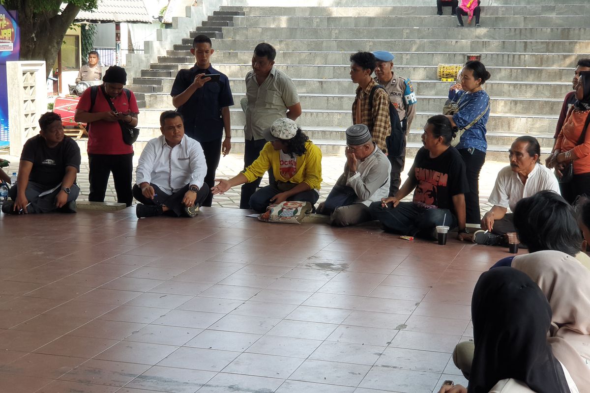 Sejumlah seniman berdiskusi dengan Pj Sekretaris Pemerintah Kota Medan, Topan Ginting, di Taman Budaya Medan, Jalan Perintis Kemerdekaan, Kota Medan pada Rabu (24/7/2024). 