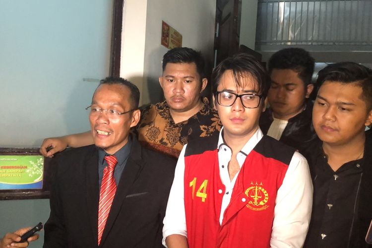 Kriss Hatta dan Denny Lubis saat dijumpai di Pengadilan Negeri Jakarta Selatan, Selasa (19/11/2019). 