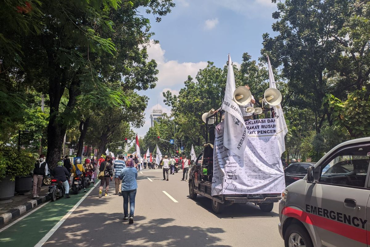 Warga Marunda Jakarta Utara menggelar aksi demonstrasi dari Balai Kota DKI Jakarta menuju Kementerian Perhubungan, Senin (14/3/2022).