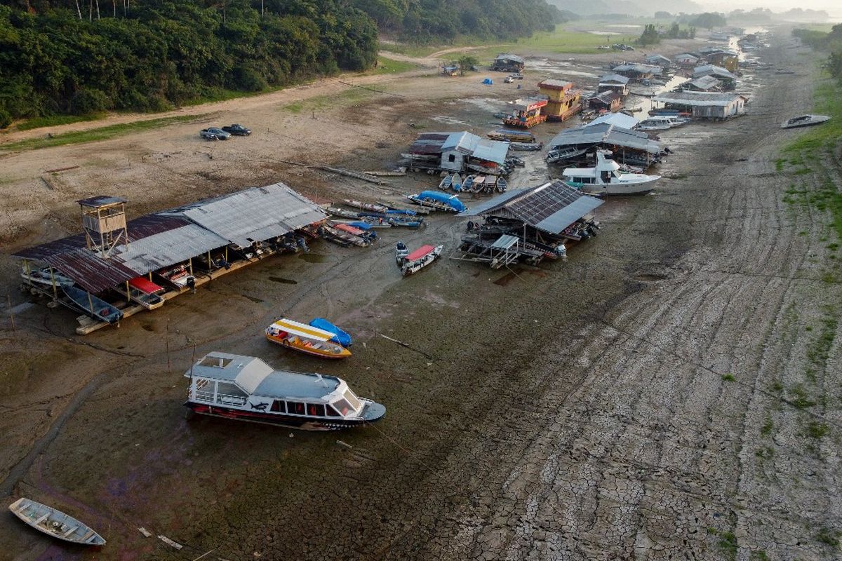 Foto yang menunjukkan rumah apung dan perahu terdampar di Danau Puraquequara, Manaus, Negara Bagian Amazonas, Brasil, diambil pada tanggal 6 Oktober 2023. Penduduk di tepi sungai menderita kekurangan air yang disebabkan oleh kekeringan parah di bagian utara negara itu. Kekeringan telah mengeringkan sungai dan menyulitkan perjalanan antar kota di negara bagian Amazonas. Konsumsi air juga terkena dampaknya.