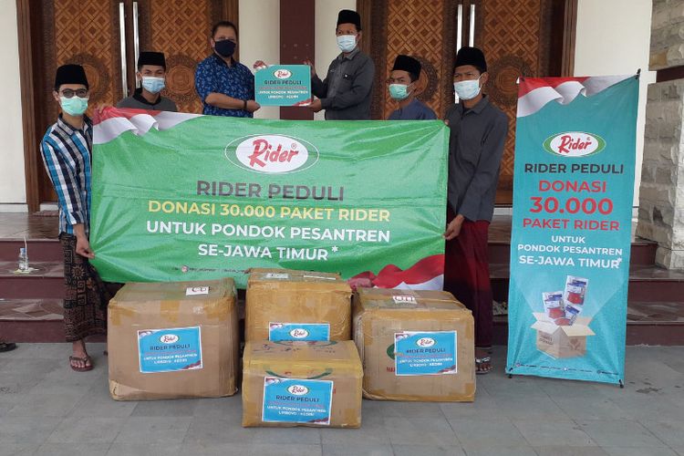 Rider serahkan paket bantuan berupa masker dan pakaian dalam untuk para santri di Pondok Pesantren Lirboyo, Jawa Timur 