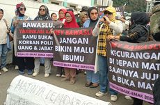 Ratusan Emak-Emak Aksi di Bawaslu Bandung, Soroti Kecurangan Pilkada