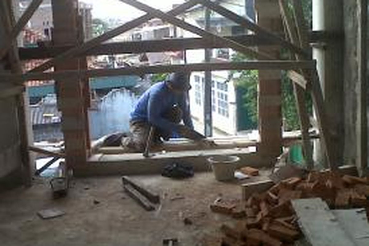 Seorang kuli bangunan tengah bekerja membangun masjid di daerah Bekasi Selatan, Minggu (21/7/2013). Para pekerja ini dibayar Rp 90 rb per hari dengan hari kerja tak tentu.