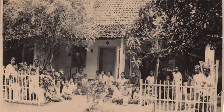 Suasana beranda rumah Ki Hajar Dewantara sebagai tempat Taman Siswa pertama di Jalan Gajahmada, Yogyakarta, pada tahun 1931. Terlihat beberapa pamong (guru) dan siswa-siswi yang tengah berkumpul untuk mengabadikan momen pada saat itu.
