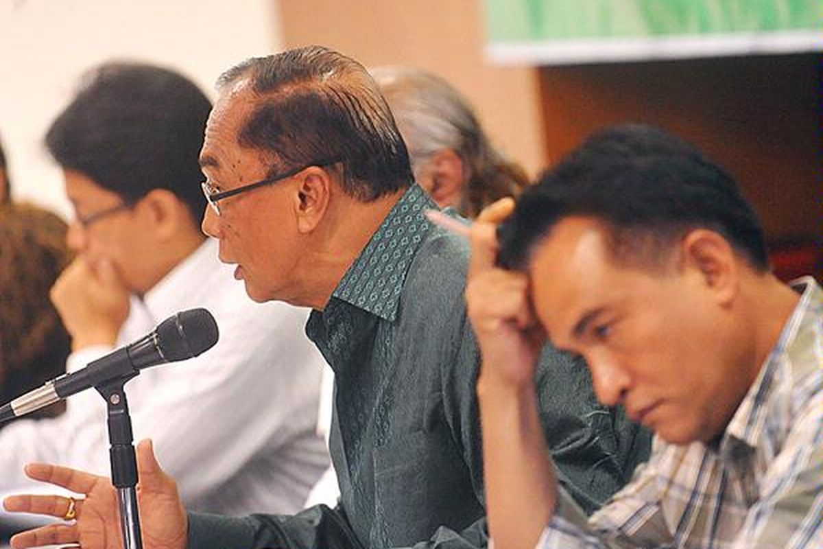 Anggota Komisi I Dewan Perwakilan Rakyat (DPR), Sidarto Danusubroto (tengah) bersama (kanan ke kiri) mantan Menteri Hukum dan Hak Asasi Manusia Yusril Ihza Mahendra dan mantan Koordinator Komisi untuk Orang Hilang dan Korban Tindak Kekerasan (Kontras) Usman Hamid menjadi pembicara dalam diskusi �Mengurai Kontroversi RUU Intelijen� di Jakarta, Kamis (14/4).