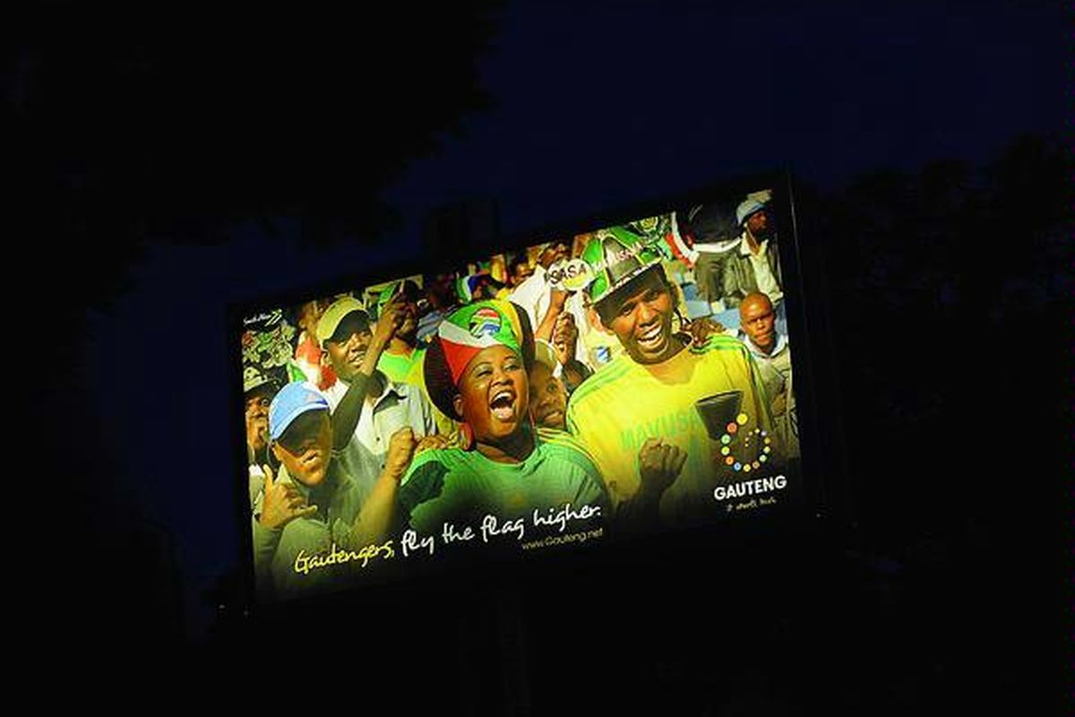 Layar raksasa dipersiapkan di ruang pubilk untuk penggemar yang tidak memiliki tiket pertandingan di Pretoria, Afrika Selatan, Rabu (9/6).