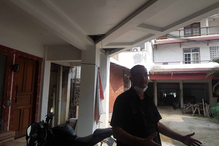 Nick Paenders (57), WN Belanda yang diduga menyerobot lahan tetangganya di Duri Kepa, Kebon Jeruk, Jakarta Barat saat ditemui di rumahnya Jumat (4/6/2021)