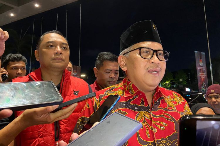 Sekretaris Jendral DPP PDI Perjuangan Hasto Kristiyanto hadir di debat pamungkas Pilgub Jatim, di Surabaya, Senin (18/11/2024).