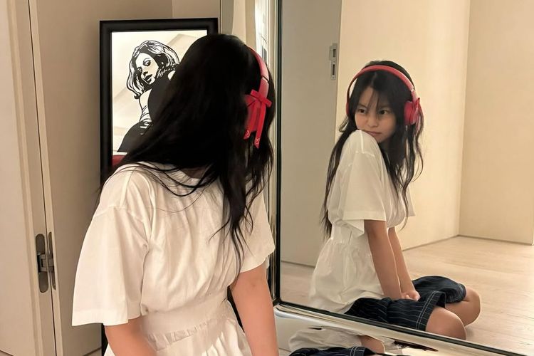 Jennie Blackpink unggah foto tanpa makeup, tampil natural dengan rambut acak-acakan. Simak detail outfitnya berikut ini.