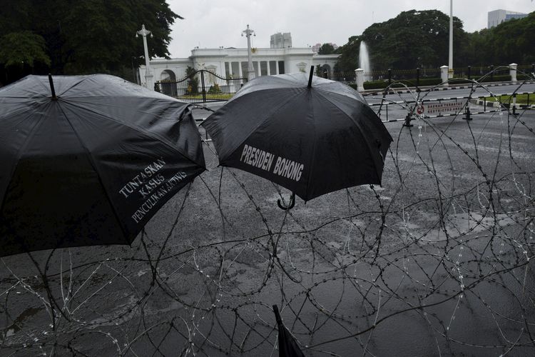 Payung hitam diletakkan di kawat berduri saat aksi kamisan di depan Istana Merdeka, Kamis (22/1/15). Aksi yang telah berlangsung satu windu (delapan tahun) tersebut antara lain menagih janji Presiden Joko Widodo untuk menyelesaikan kasus pelanggaran HAM.

Kompas/Heru Sri Kumoro (KUM)
22-01-2015

DIMUAT 23/1/15 HAL 1PENGAYAAN *** Local Caption *** Payung hitam diletakkan di kawat berduri saat aksi kamisan di depan Istana Merdeka, Kamis (22/1). Aksi yang telah berlangsung satu windu (delapan tahun) tersebut antara lain menagih janji Presiden Joko Widodo untuk menyelesaikan kasus pelanggaran HAM.

Kompas/Heru Sri Kumoro (KUM)
22-01-2015
