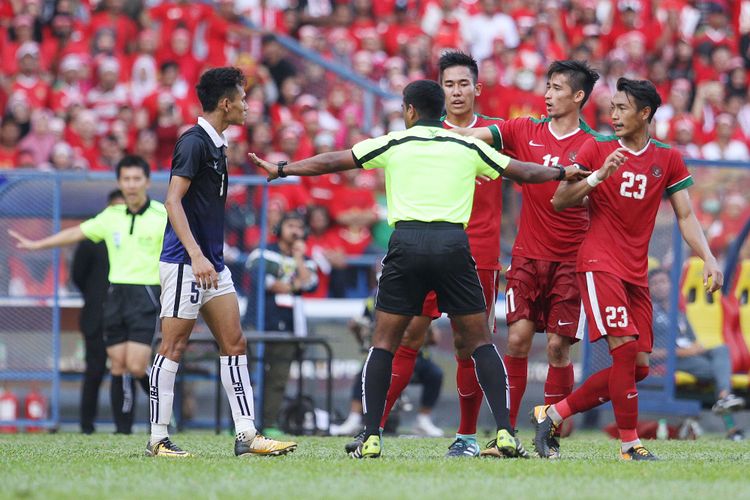 Hansamu Yama Pranata (23) berada di tengah kerumunan pemain timnas U-22 Indonesia dan Kamboja pada laga pamungkas Grup B SEA Games 2017 di Stadion Shah Alam, Selangor, Kamis (24/8/2017).