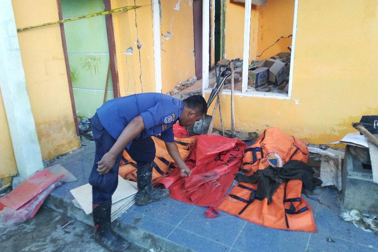 Sejumlah Jasad koban likuefaksi  Petobo Kecamatan Palu Selatan, Kota Palu, Sulawesi tengah berhasil dikeluarkan dari timbunan tanah, untuk kemudian dimakamkan dengan layak , Minggu (16/6/2019)