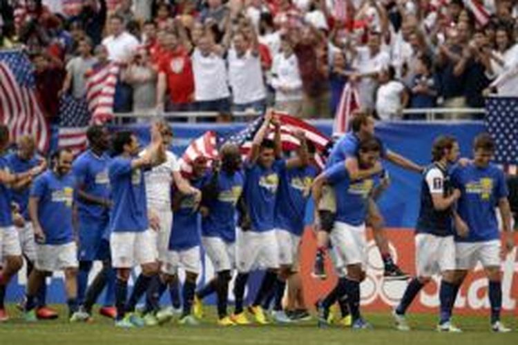 Para pemain Amerika Serikat merayakan kemenangan 1-0 atas Panama, Minggu atau Senin (29/7/2013) dini hari WIB, di Soldier Field, Chicago. AS keluar sebagai juara Piala Emas 2013 untuk kelima kalinya.