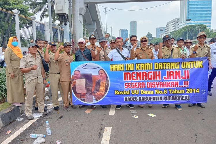 Sebanyak 120 an kepala desa (Kades) di Kabupaten Purworejo Jawa Tengah ikut berangkat ke Jakarta untuk demo menagih janji DPR yang akan mengesahkan Undang-Undang desa. 