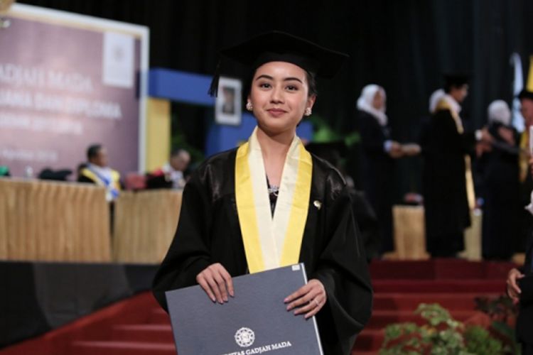 Rektor Universitas Gadjah Mada Prof Panut Mulyono mewisuda 1.850 lulusan sarjana dan diploma (30/8/2018).