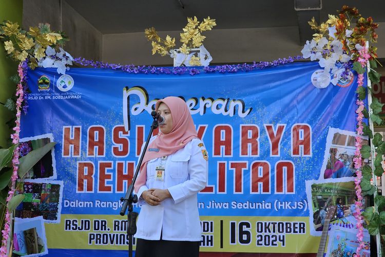 Direktur RSJD Dr. RM. Soedjarwadi Klaten, dr. Setyowati Raharjo, Sp.KJ, M.Kes memberikan sambutan dalam Pameran Hasil Karya Rehabilitan Rumah Sakit Jiwa Daerah (RSJD) Dr. RM. Soedjarwadi Klaten untuk memperingati Hari Kesehatan Jiwa Sedunia 2024, Rabu (16/10/2024).